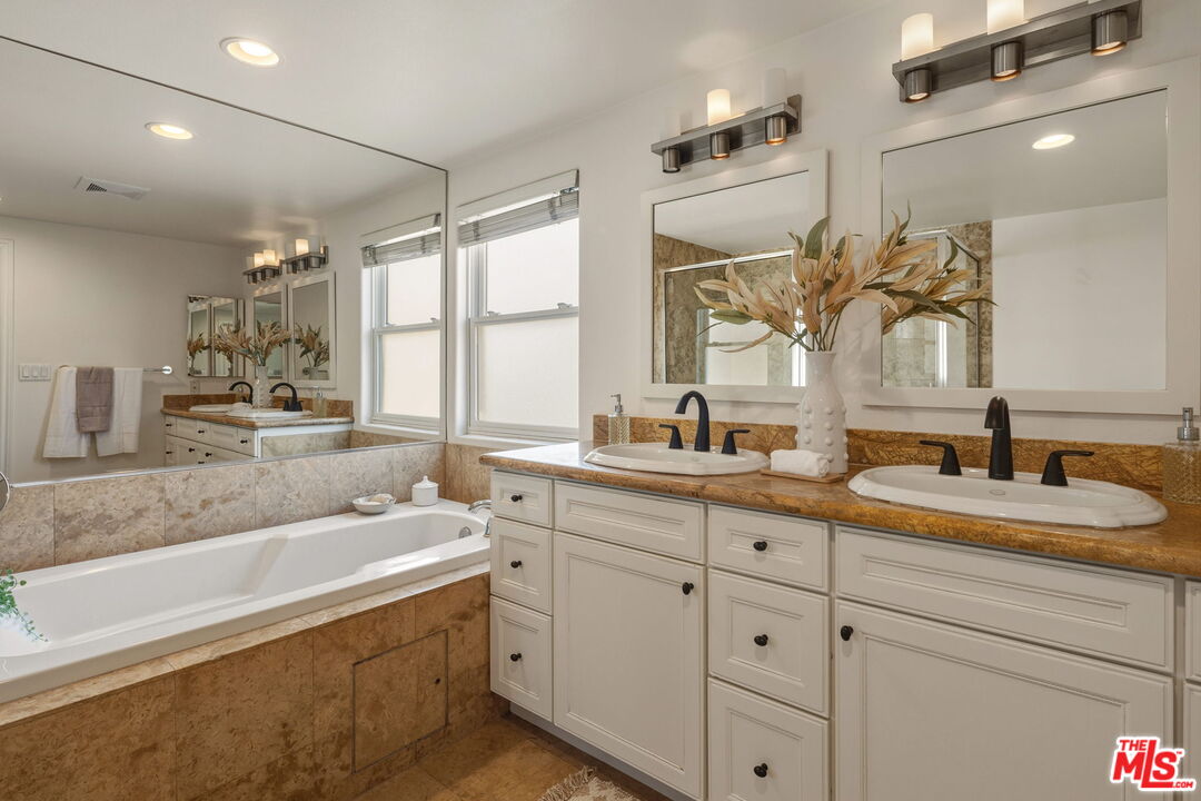 1717 S Barrington Ave Unit: 103