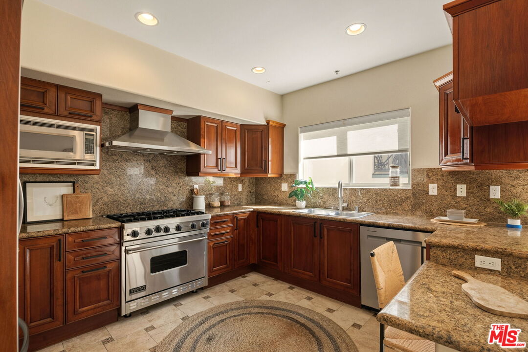 1717 S Barrington Ave Unit: 103