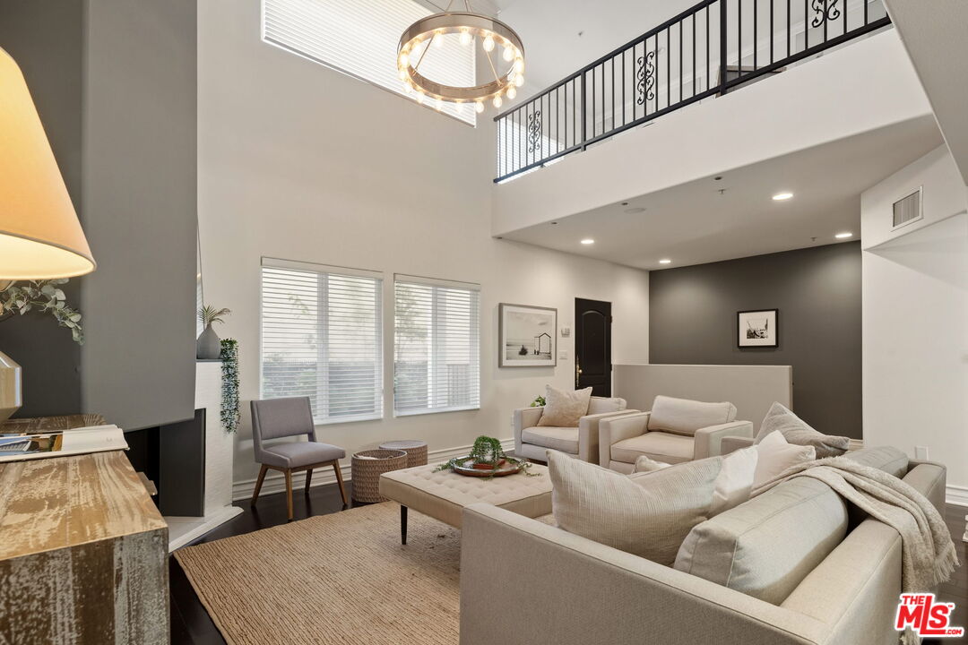 1717 S Barrington Ave Unit: 103