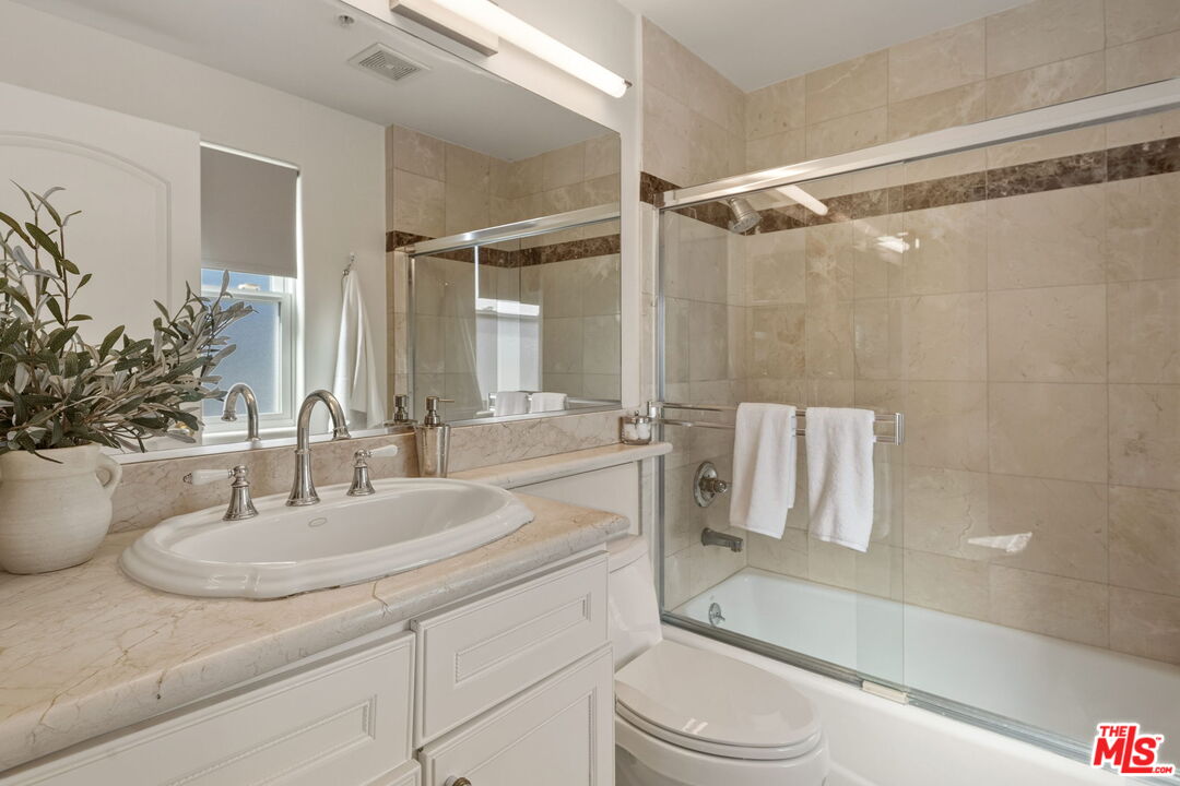 1717 S Barrington Ave Unit: 103