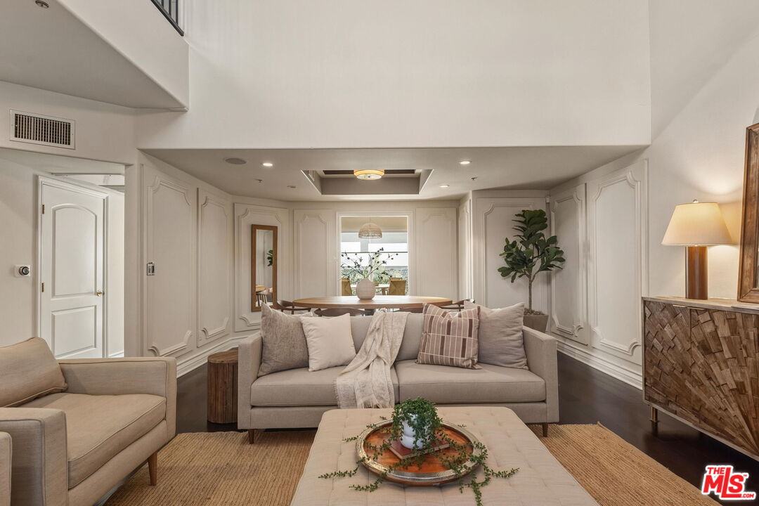 1717 S Barrington Ave Unit: 103