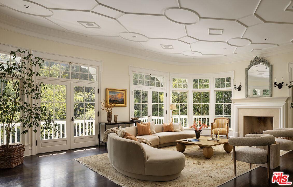 2041 Mandeville Canyon Rd