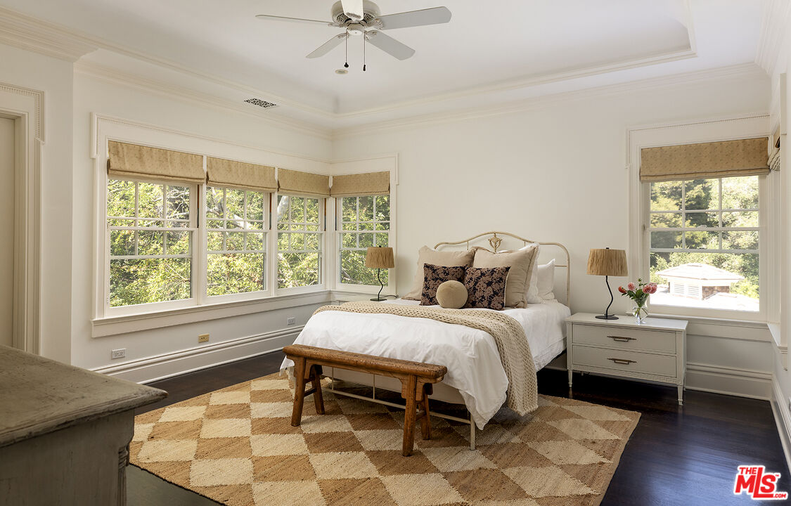 2041 Mandeville Canyon Rd