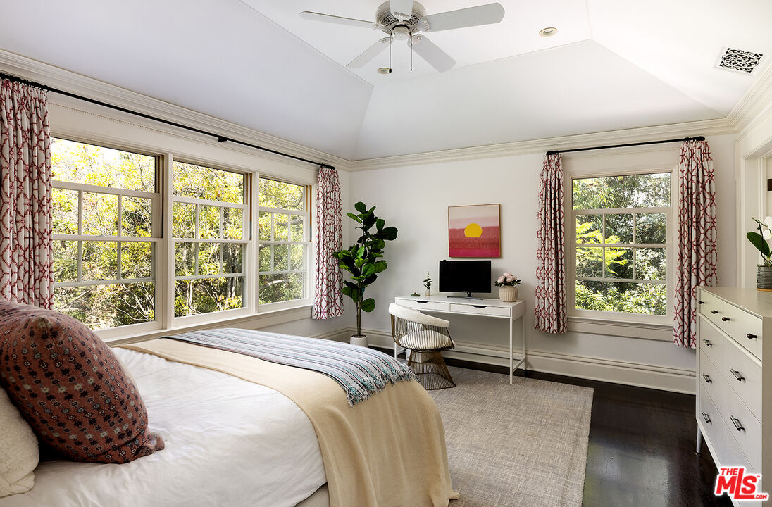 2041 Mandeville Canyon Rd