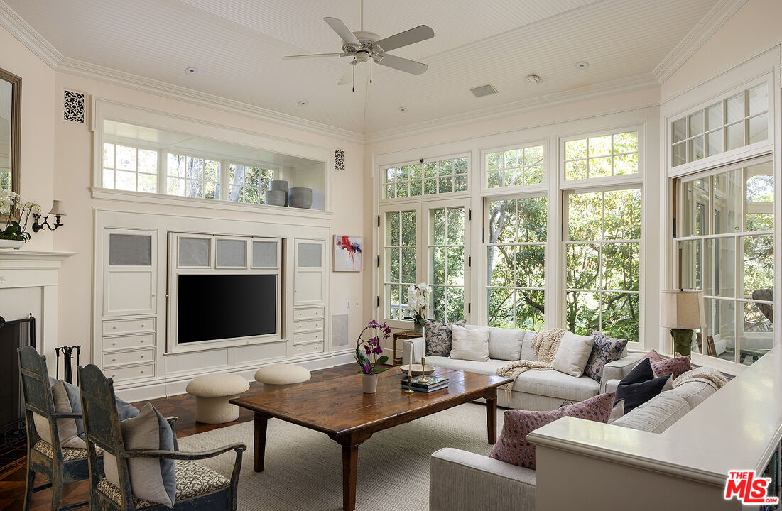 2041 Mandeville Canyon Rd