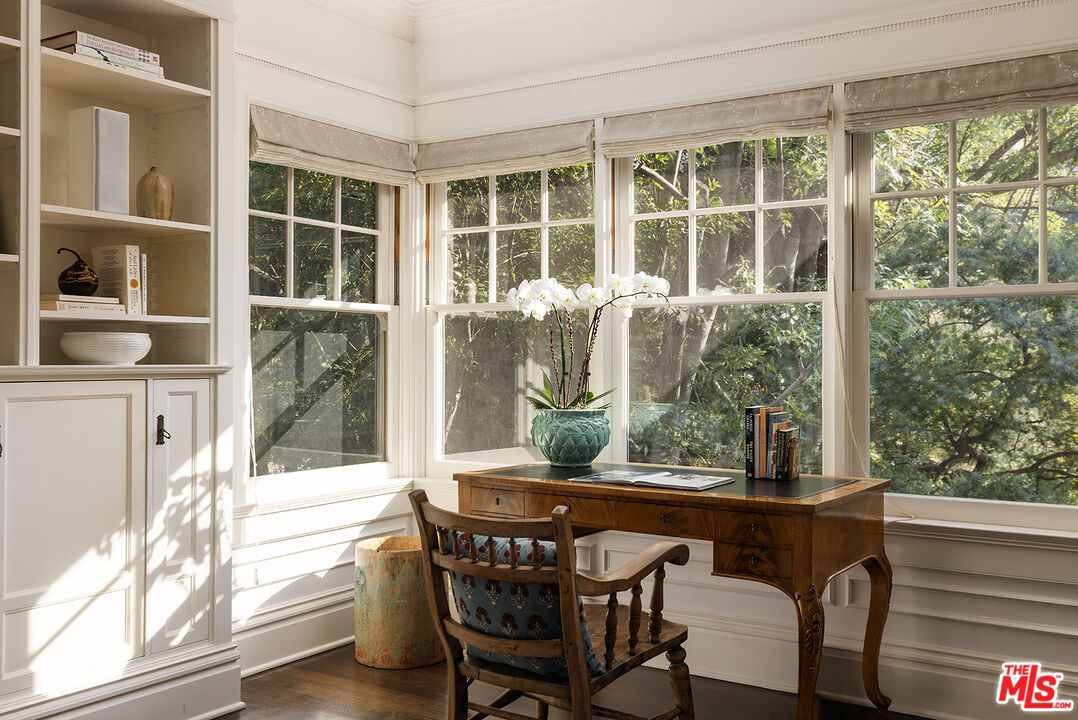 2041 Mandeville Canyon Rd