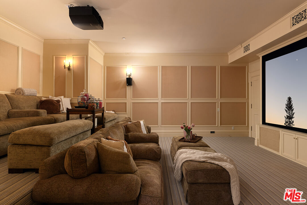 2041 Mandeville Canyon Rd