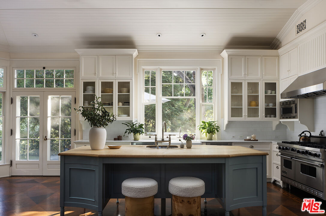 2041 Mandeville Canyon Rd