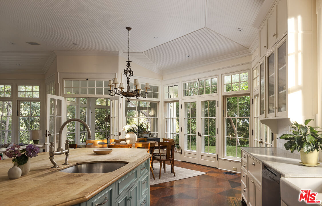 2041 Mandeville Canyon Rd