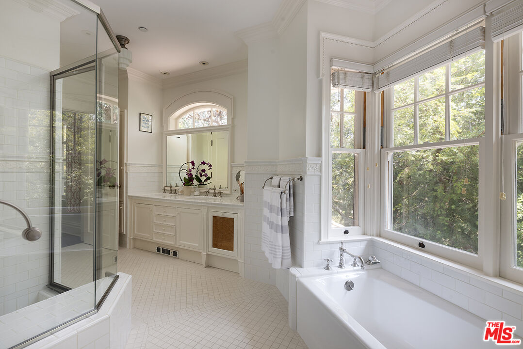 2041 Mandeville Canyon Rd