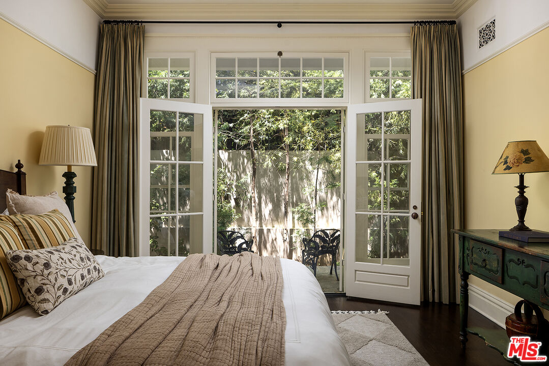 2041 Mandeville Canyon Rd