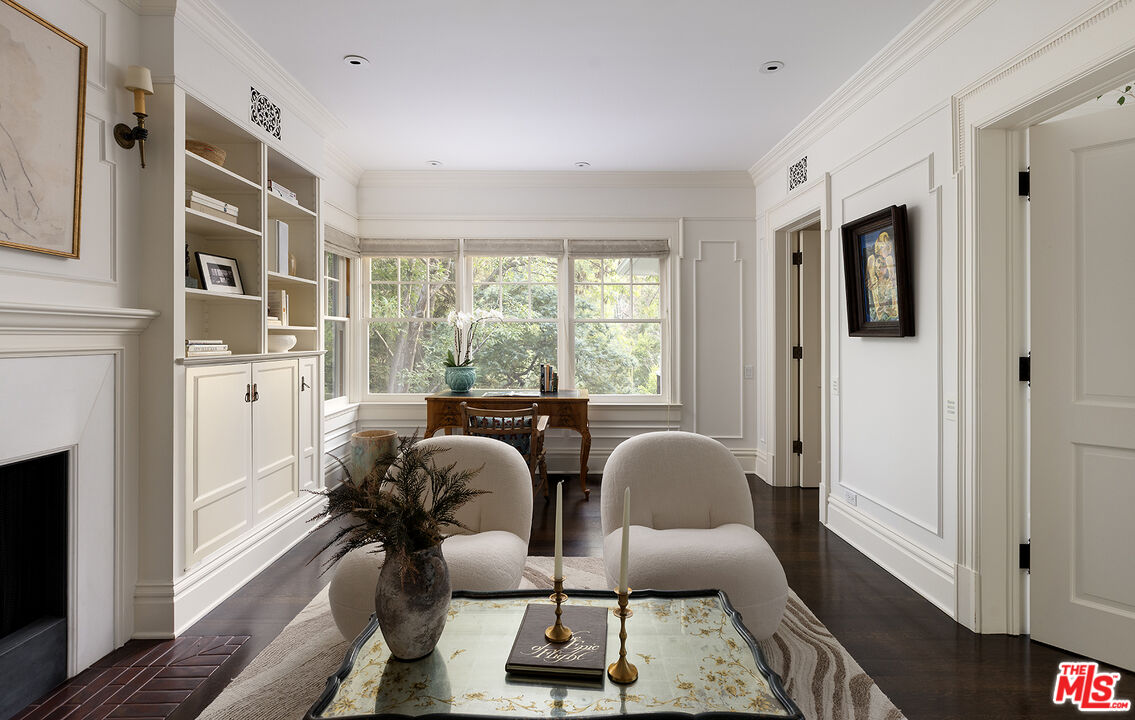 2041 Mandeville Canyon Rd