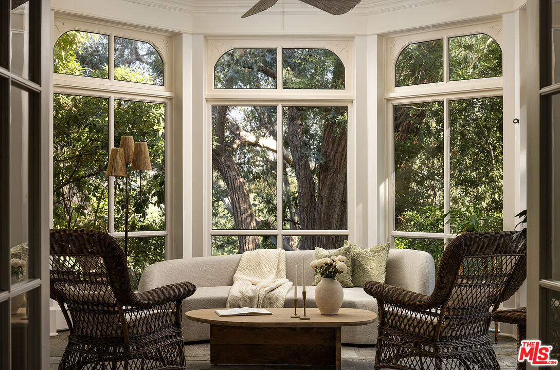 2041 Mandeville Canyon Rd