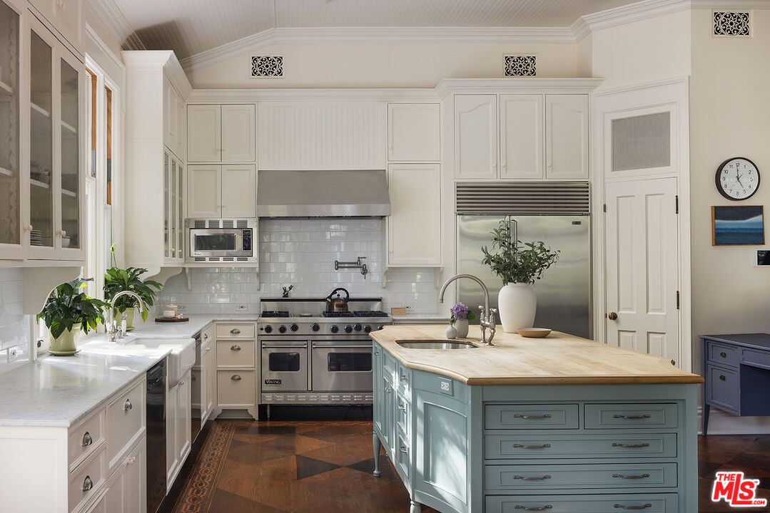 2041 Mandeville Canyon Rd