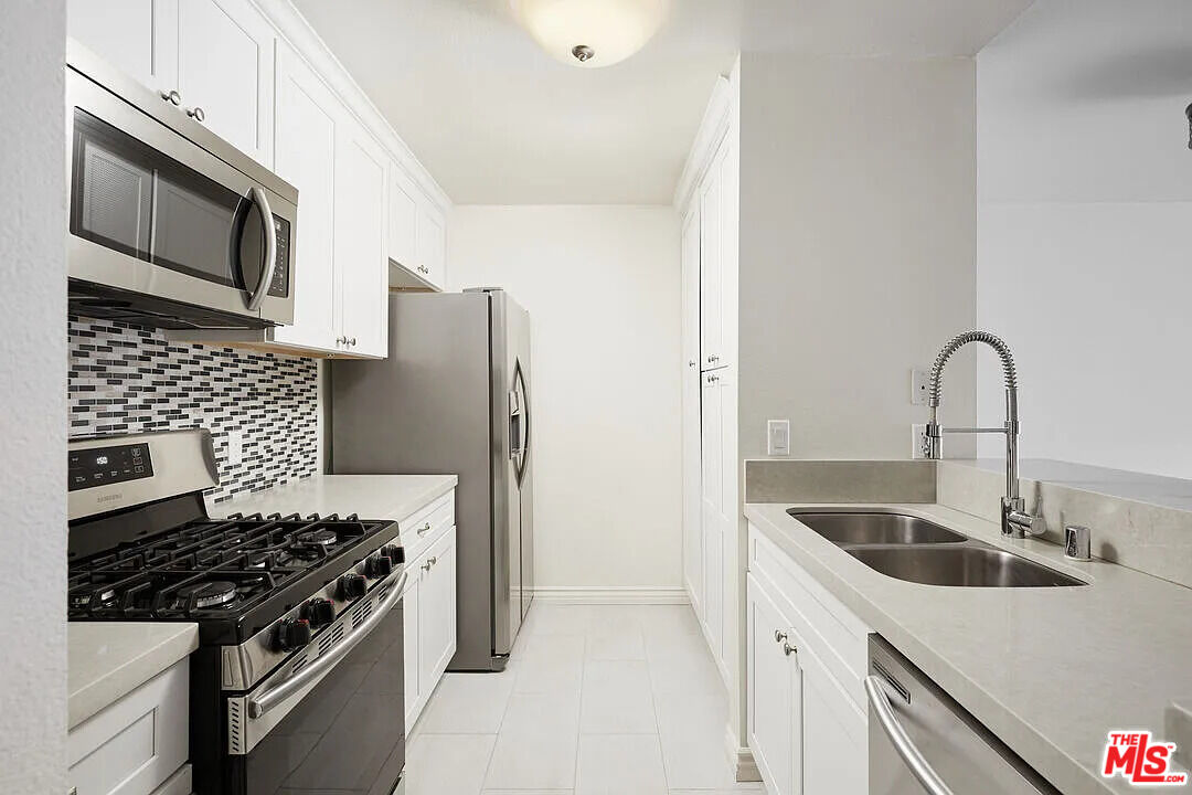 909 N Croft Ave Unit: 204