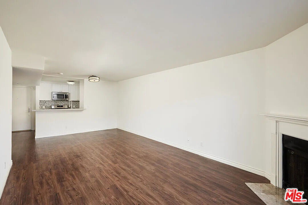 909 N Croft Ave Unit: 204