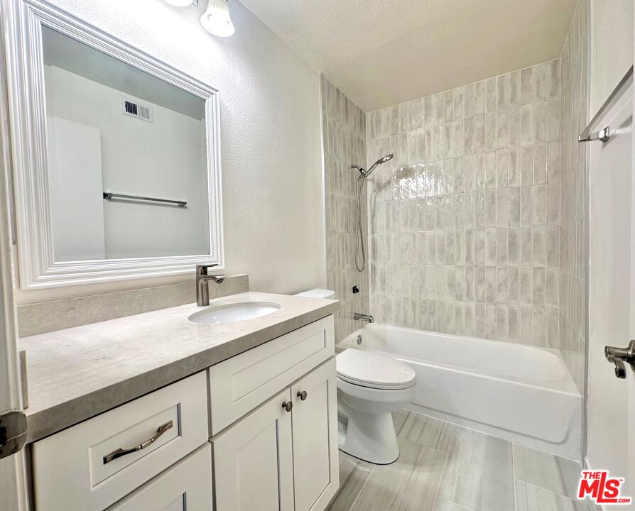 909 N Croft Ave Unit: 204