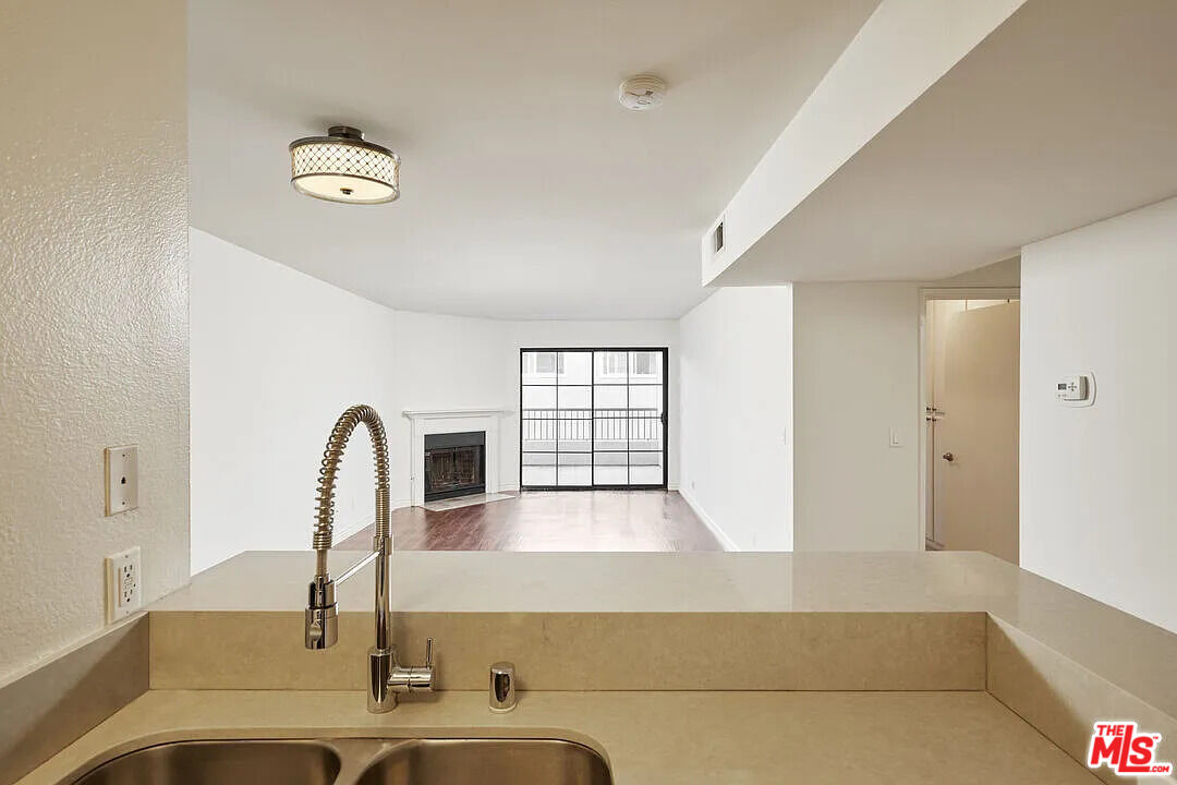 909 N Croft Ave Unit: 204