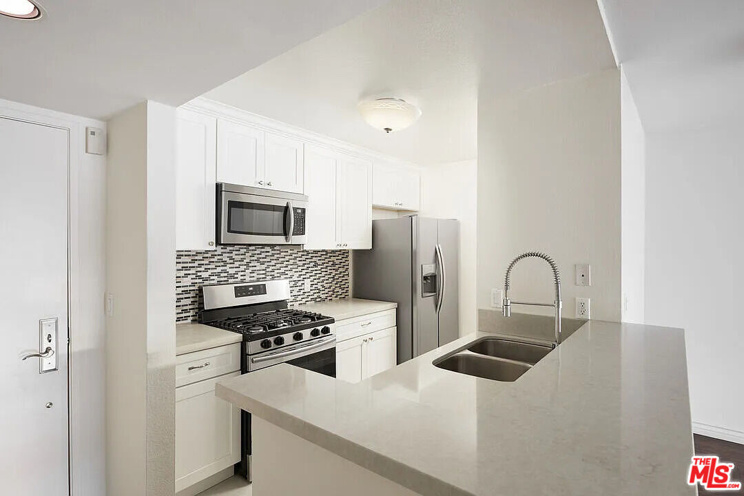 909 N Croft Ave Unit: 204