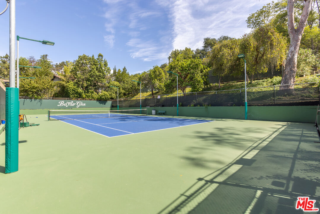 10132 Hollow Glen Cir