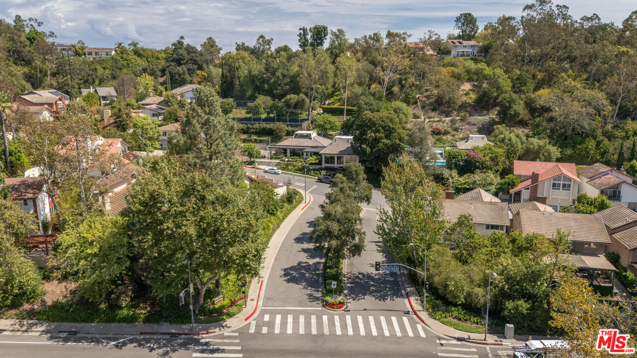 10132 Hollow Glen Cir