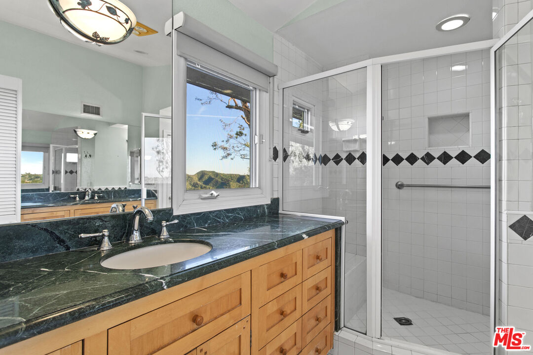 10132 Hollow Glen Cir