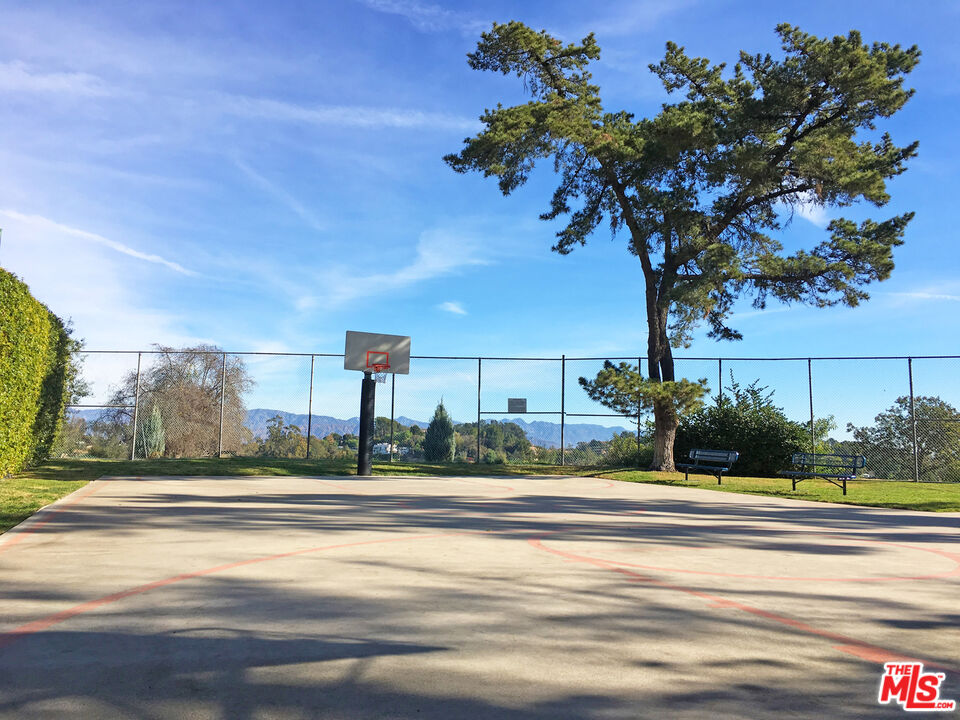 10132 Hollow Glen Cir