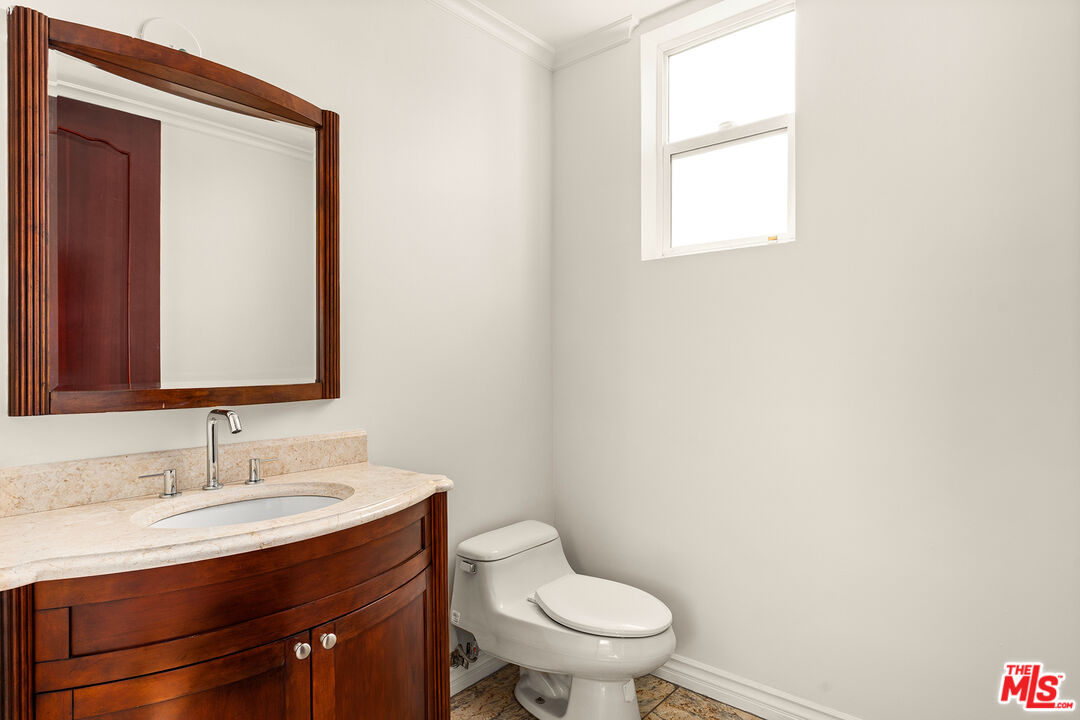 632 N Kings Rd Unit: 302