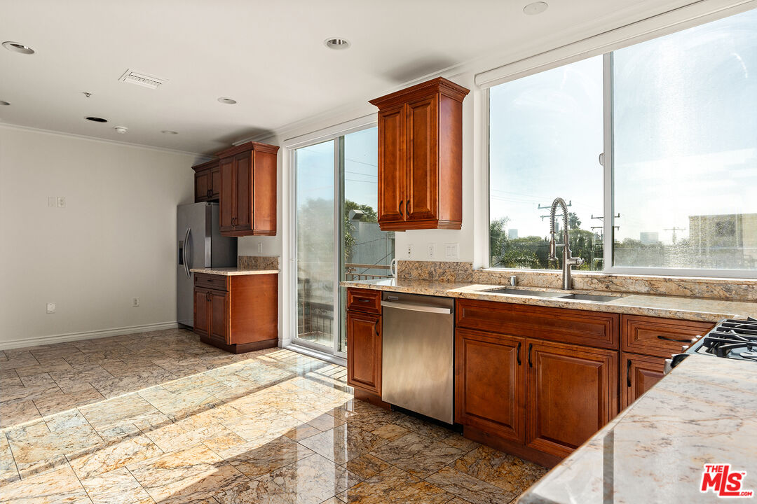 632 N Kings Rd Unit: 302