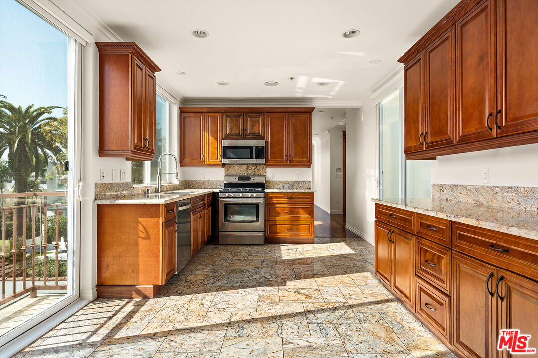 632 N Kings Rd Unit: 302