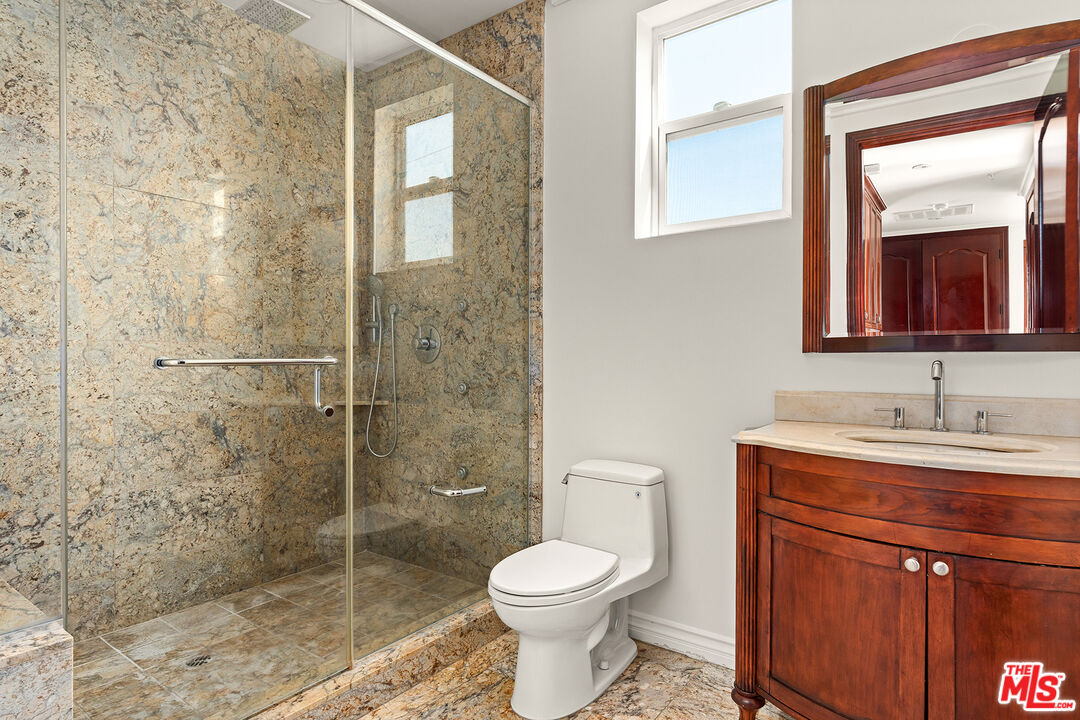 632 N Kings Rd Unit: 302