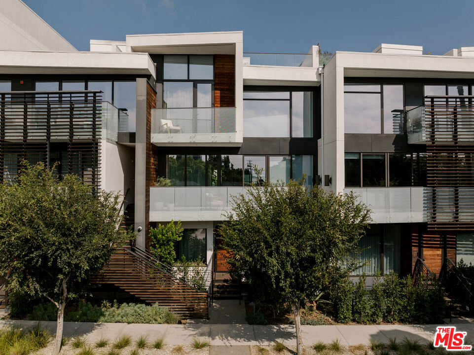 702 N Doheny Dr Unit: TH19