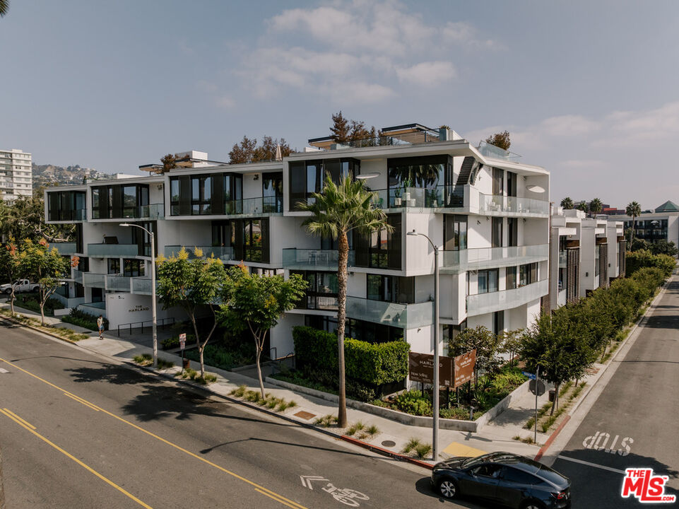 702 N Doheny Dr Unit: TH19