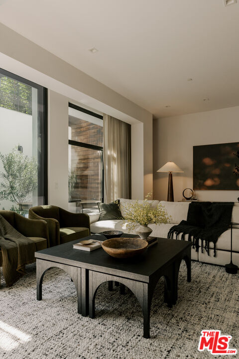 702 N Doheny Dr Unit: TH19