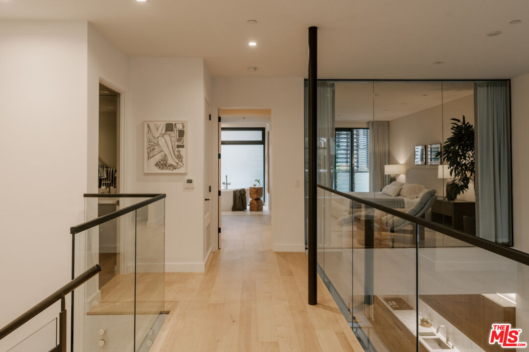 702 N Doheny Dr Unit: TH19