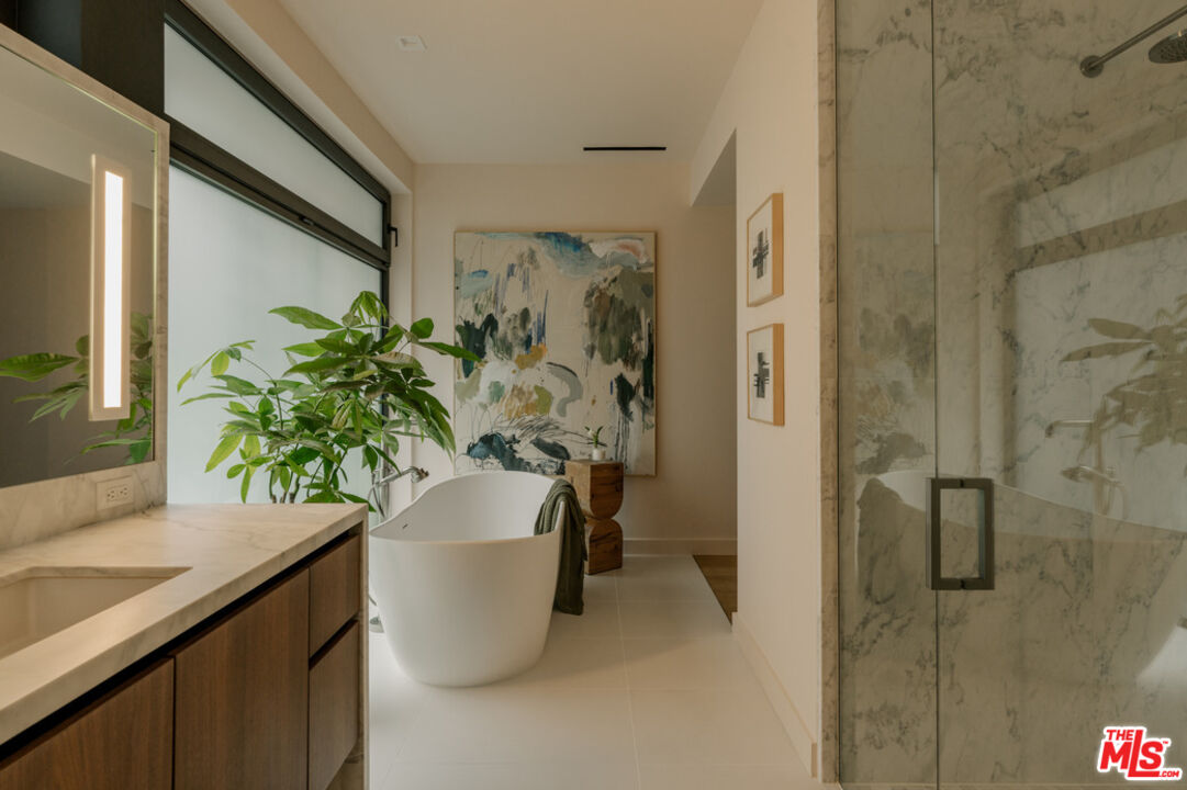 702 N Doheny Dr Unit: TH19