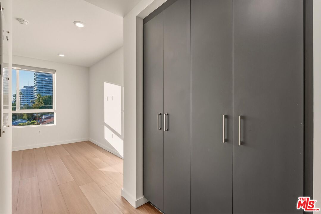 1759 N Gower St Unit: 404