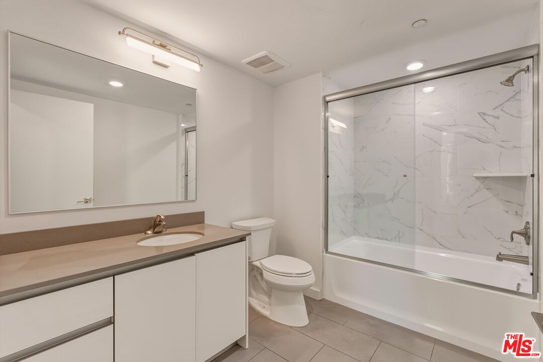 1759 N Gower St Unit: 404