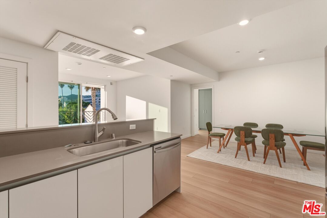 1759 N Gower St Unit: 404