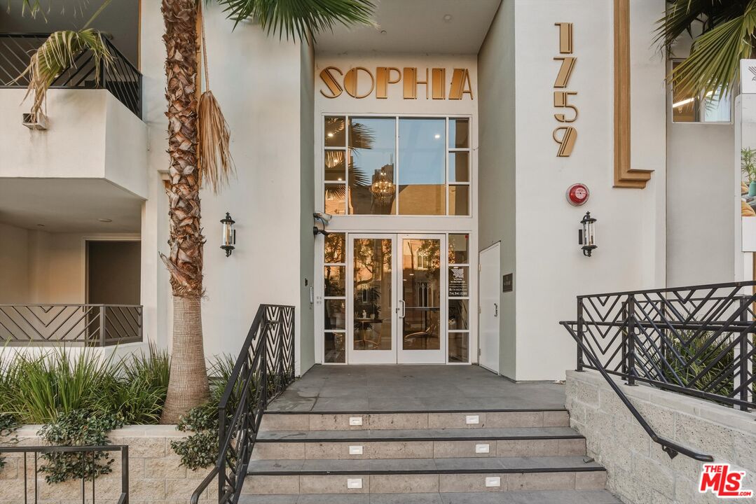 1759 N Gower St Unit: 404