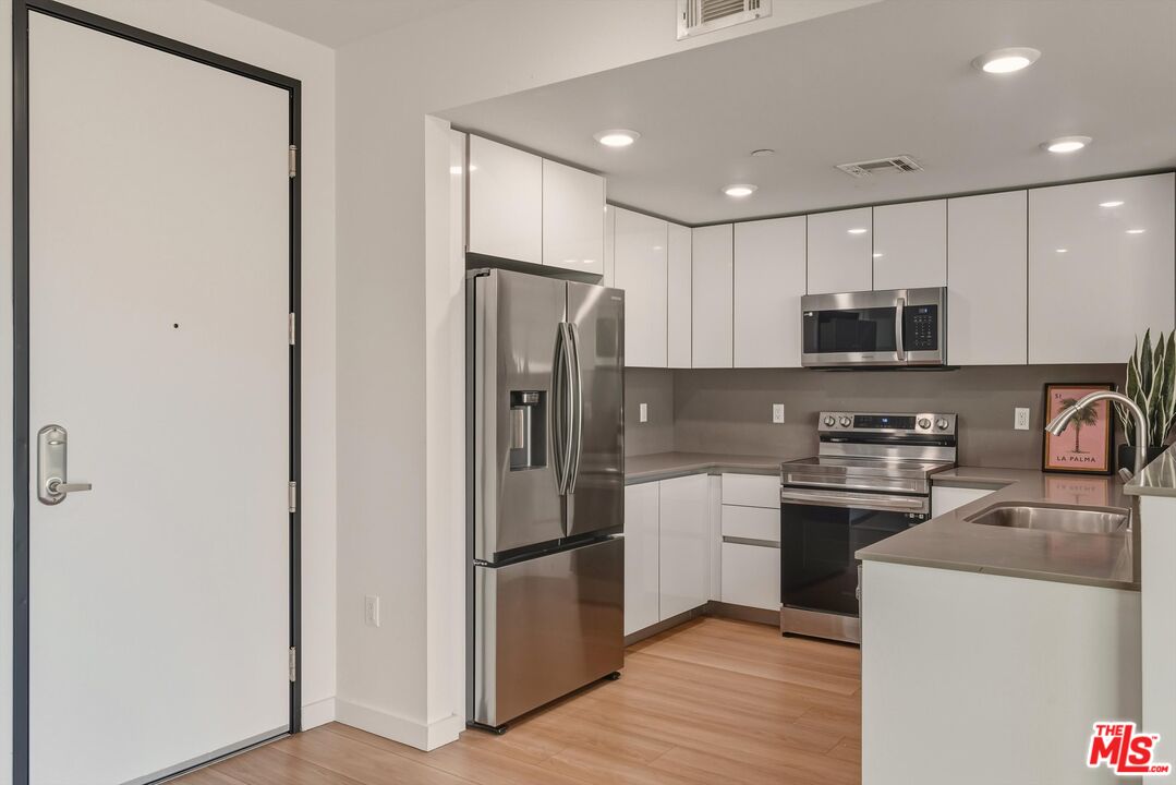 1759 N Gower St Unit: 404