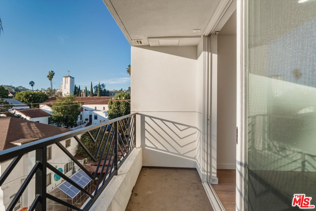 1759 N Gower St Unit: 404