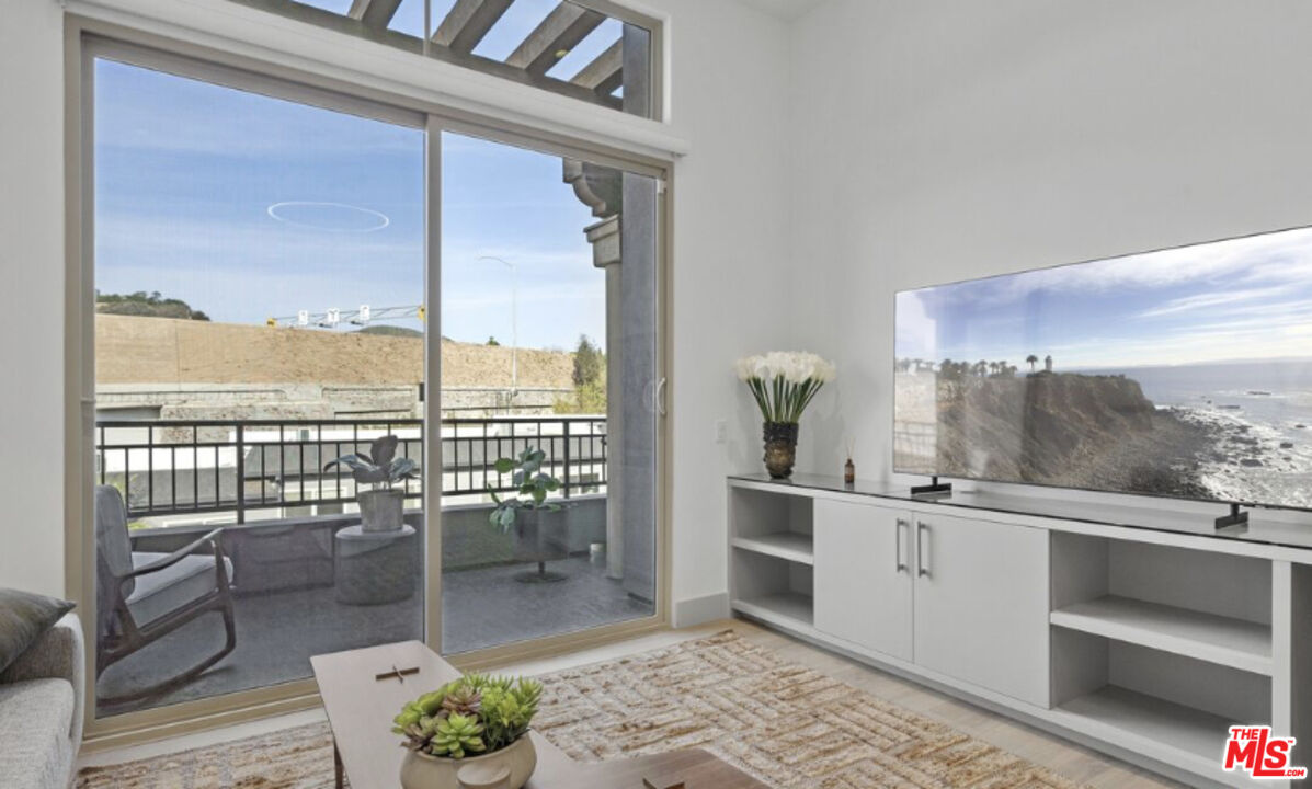 130 S Sepulveda Blvd Unit: 203