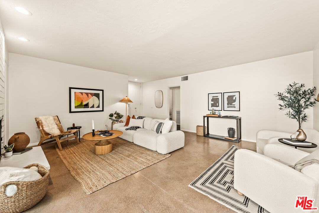 8401 Fountain Ave Unit: 13