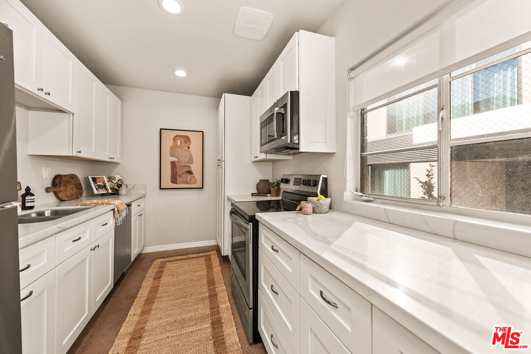 8401 Fountain Ave Unit: 13