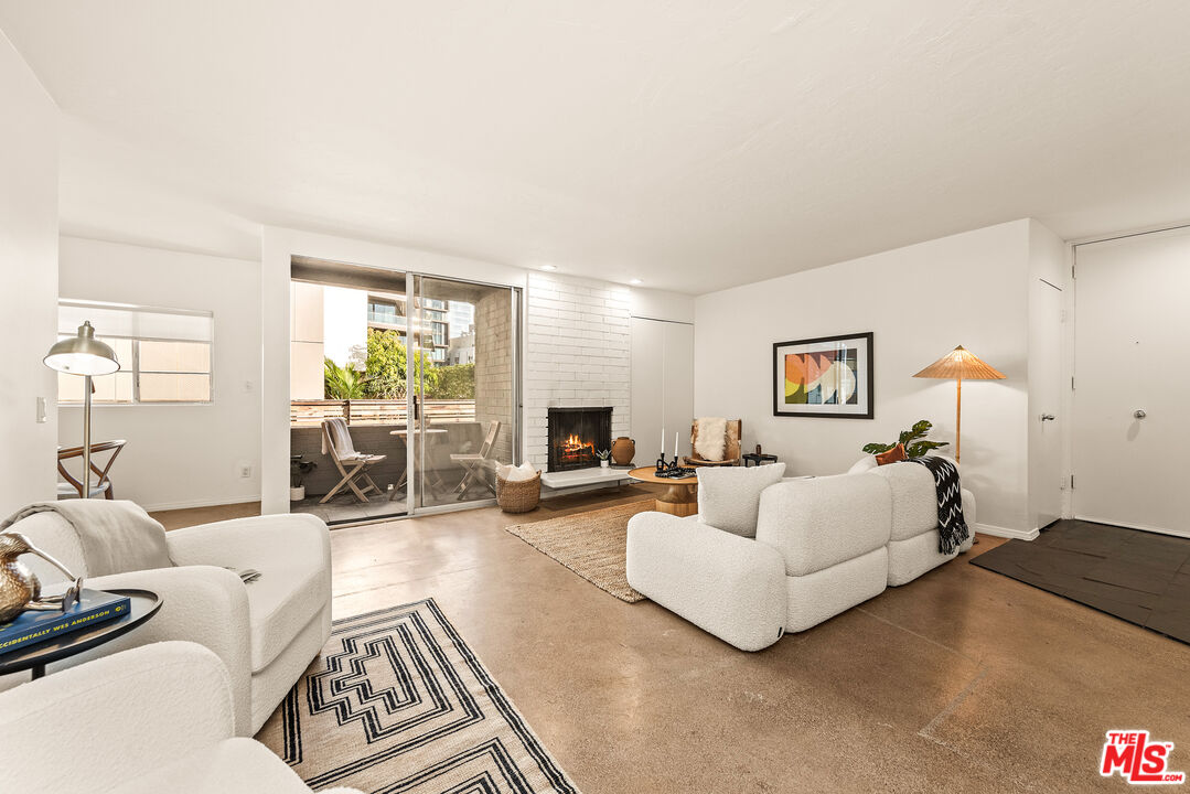 8401 Fountain Ave Unit: 13