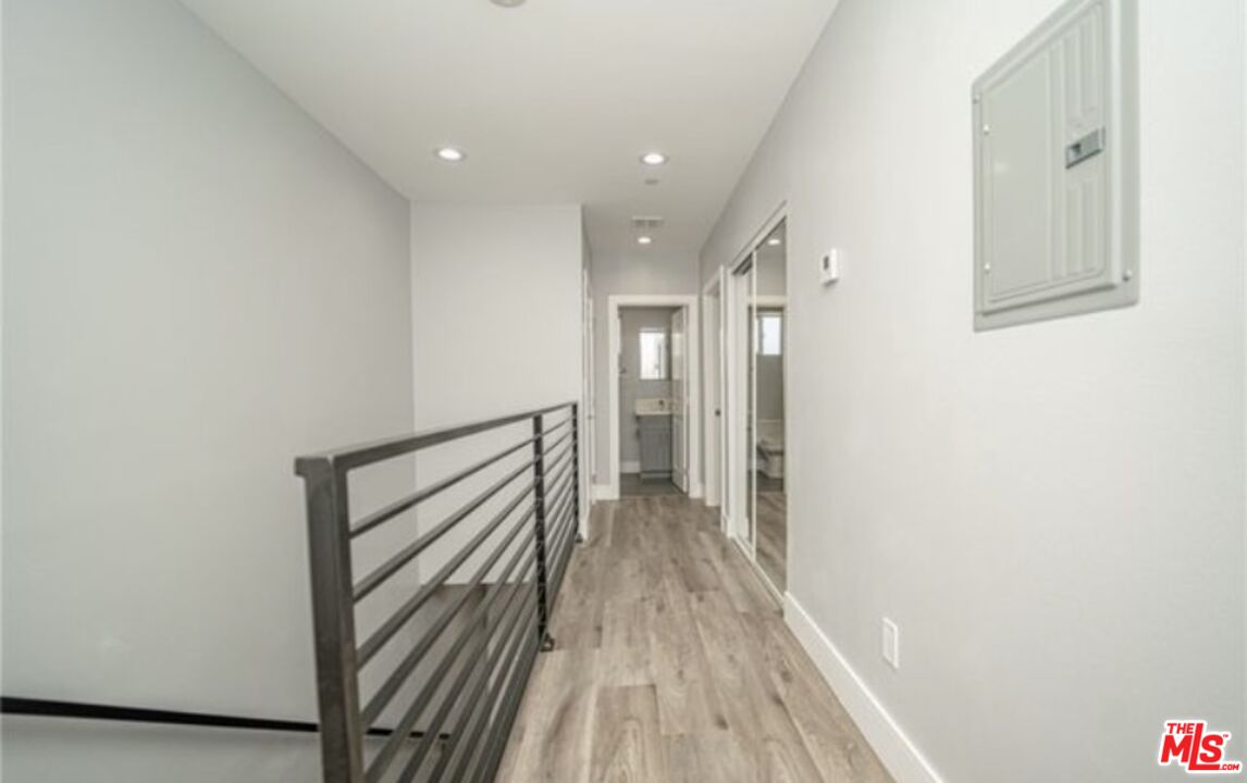 1348 E Vernon Ave Unit: 1348 1/2