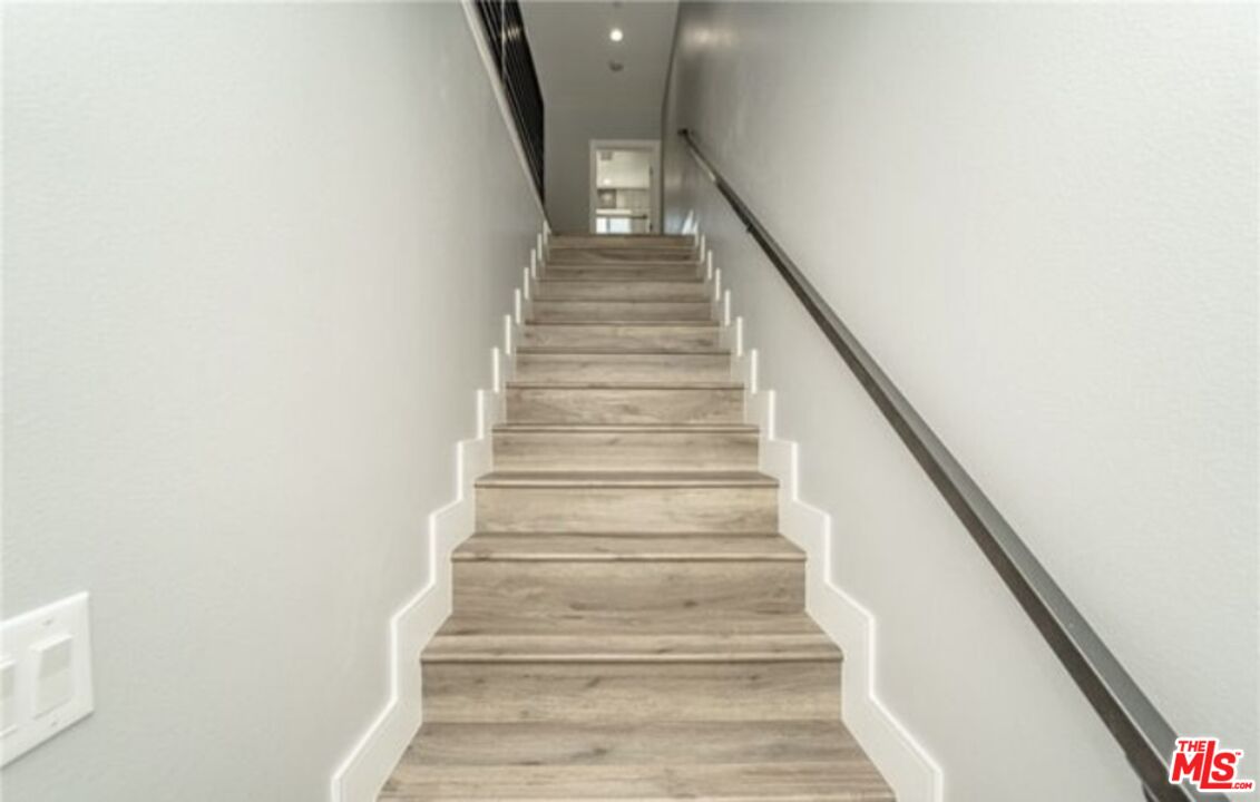 1348 E Vernon Ave Unit: 1348 1/2