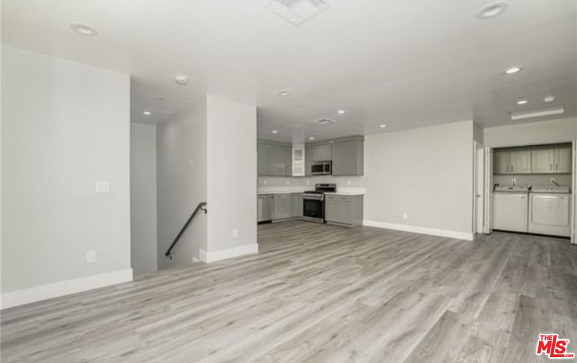 1348 E Vernon Ave Unit: 1348 1/2