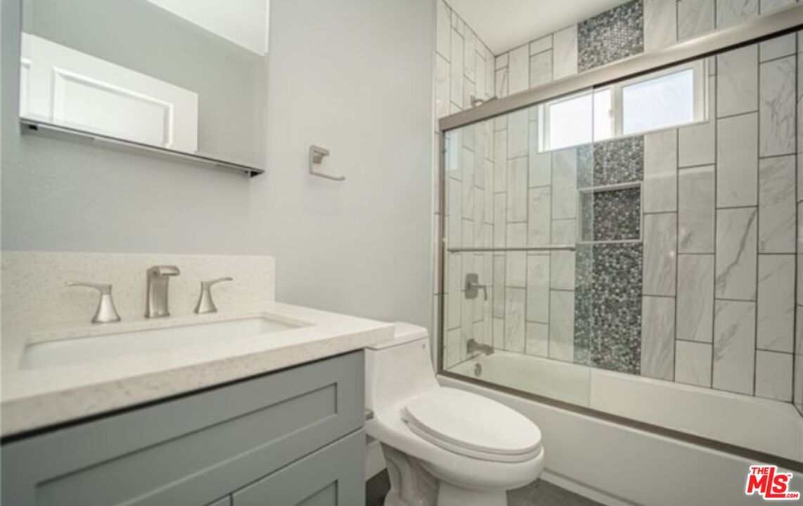 1348 E Vernon Ave Unit: 1348 1/2